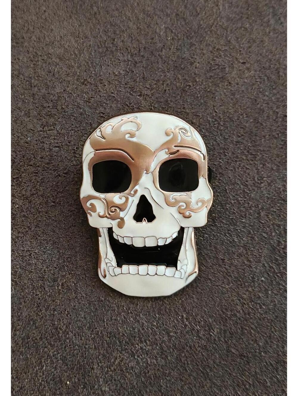 2023 Busch Gardens Howl-O-Scream Skull Enamel Pin - Picture 2 of 9